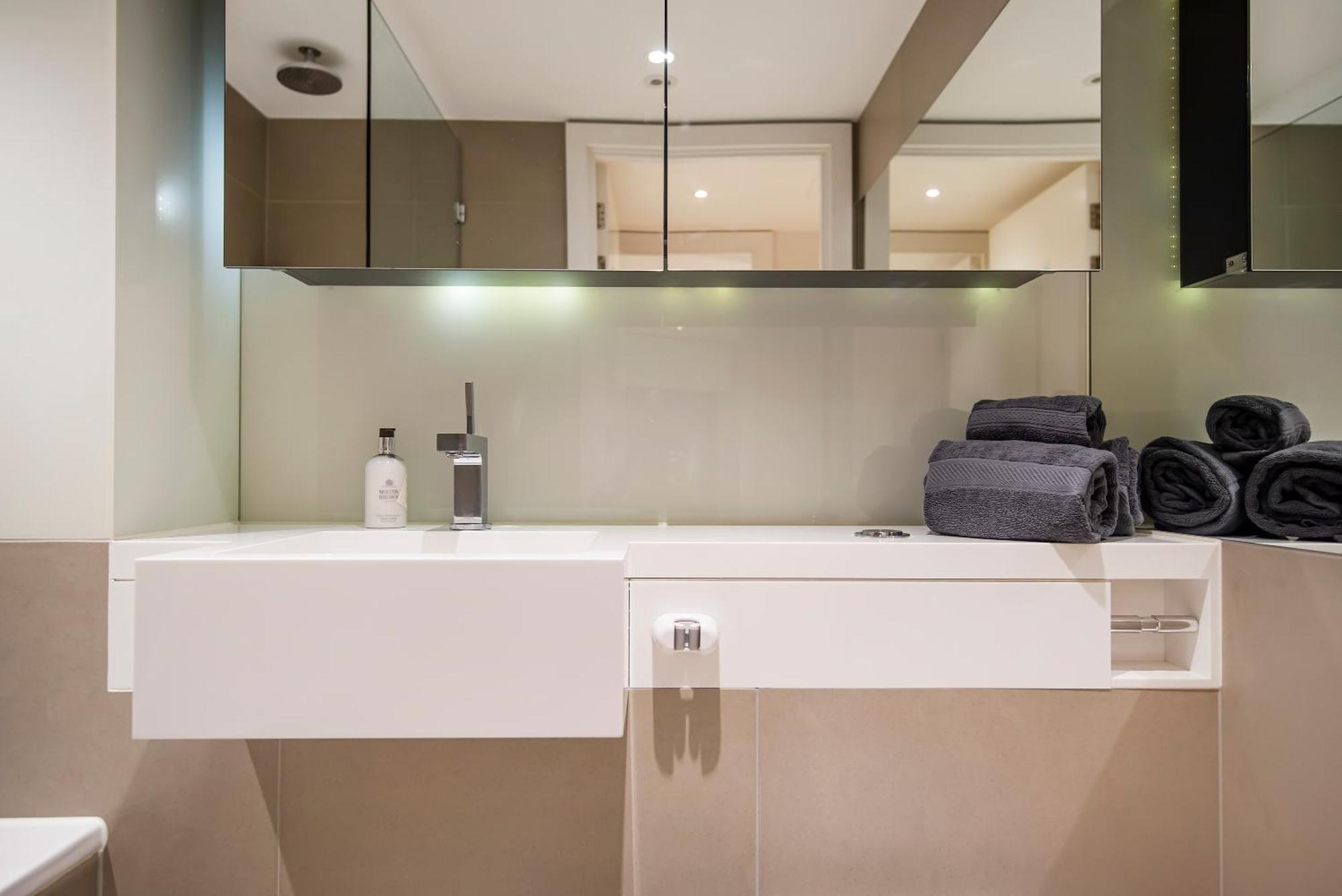 Stylish 2 Bed Close To Battersea Power Station Londra